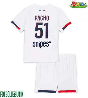 Paris Saint-Germain Willian Pacho #51 Bortaställ Barn 2025-26 Kortärmad (+ Korta byxor)